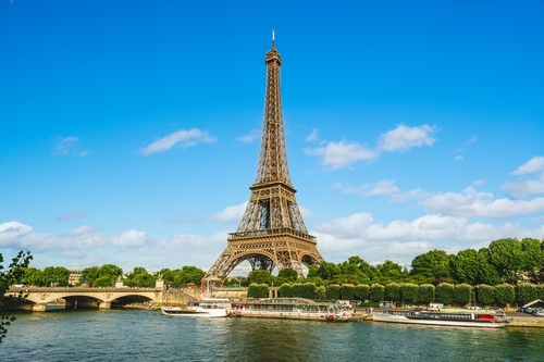 Eiffel,Tower,At,The,Left,Bank,Of,Seine,River,In